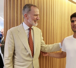 Su Majestad el Rey saluda a Carlos Alcaraz tras la final del Campeonato de Wimbledon 2025