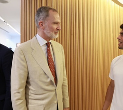Su Majestad el Rey conversa con Carlos Alcaraz tras la final del Campeonato de Wimbledon 2025