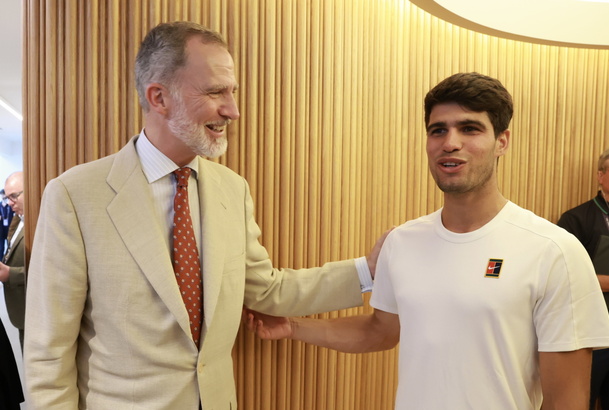 Su Majestad el Rey saluda a Carlos Alcaraz tras la final del Campeonato de Wimbledon 2025