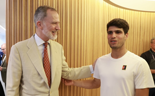 Su Majestad el Rey saluda a Carlos Alcaraz tras la final del Campeonato de Wimbledon 2025