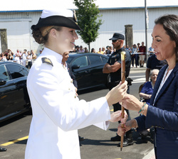 Su Alteza Real la Princesa de Asturias recibe el bastón de mando del Ayuntamiento de Marín de manos de su alcaldesa