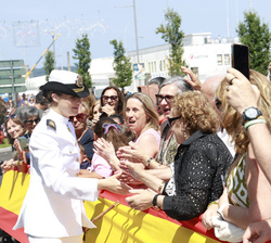 Su Alteza Real la Princesa de Asturias recibe el saludo de los vecinos de Marín