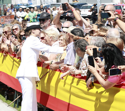 Su Alteza Real la Princesa de Asturias saluda a lo vecinos del Concello de Marín
