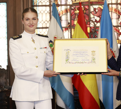 Su Alteza Real la Princesa de Asturias recibe el pergamino del título de "Hija Adoptiva de Marín” de manos de su alcaldesa