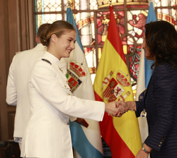 Su Alteza Real la Princesa de Asturias recibe el saludo de la alcaldesa de Marín