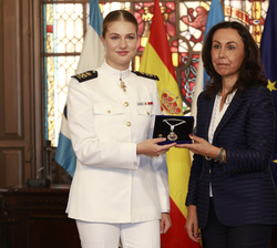 Su Alteza Real la Princesa de Asturias recibe la Medalla de "Hija Adoptiva de Marín" de manos de la alcaldesa