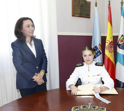 Su Alteza Real la Princesa de Asturias firma en el Libro de Oro del Ayuntamiento de Marín