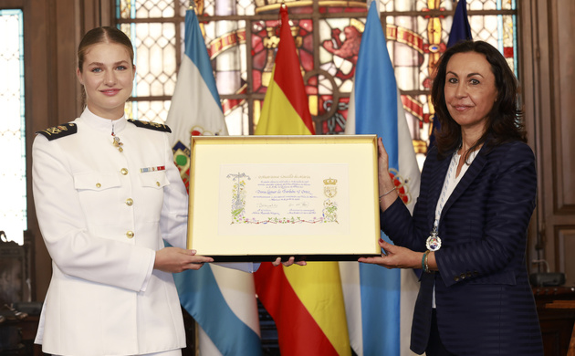 Su Alteza Real la Princesa de Asturias recibe el pergamino del título de "Hija Adoptiva de Marín” de manos de su alcaldesa
