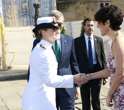 Su Alteza Real la Princesa de Asturias recibe el saludo de la ministra de Inclusión, Seguridad Social y Migraciones, Elma Saiz