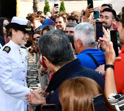 Su Alteza Real la Princesa de Asturias saluda a los vecinos de Santiago y peregrinos que la esperaban a su llegada a la Plaza del Obradoiro