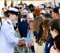 Su Alteza Real la Princesa de Asturias saluda a los vecinos de Santiago y peregrinos que la esperaban a su llegada a la Plaza del Obradoiro