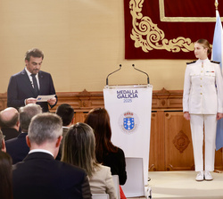 Lectura del decreto de concesión de la Medalla de Oro de Galicia a la Princesa de Asturias