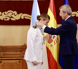 Su Alteza Real la Princesa de Asturias recibe la Medalla de Oro de Galicia de manos del presidente de la Xunta de Galicia