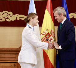Su Alteza Real la Princesa de Asturias recibe el saludo del presidente de la Xunta de Galicia
