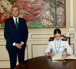 Su Alteza Real la Princesa de Asturias firma en el Libro de Oro de Galicia