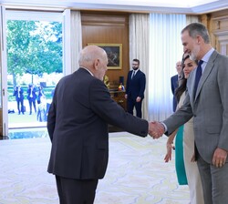 ​Sus Majestades los Reyes y la Su Alteza Real la Infanta Doña Sofía reciben el saludo del  presidente del patronato de la Fundación Comité Españ