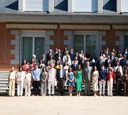 Sus Majestades los Reyes y Su Alteza Real la Infanta Doña Sofía junto al Patronato de la Fundación Comité Español de los Colegios del Mundo Unido, pat