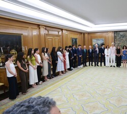 Sus Majestades los Reyes durante la intervención de Carolina Grandía Soler (UWC USA - Nuevo Méjico) durante la audiencia
