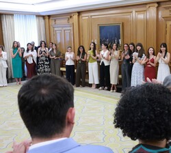 ​Sus Majestades los Reyes y la Su Alteza Real la Infanta Doña Sofía durante el desarrollo de la audiencia