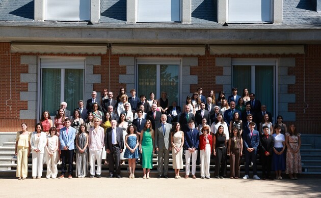 Sus Majestades los Reyes y Su Alteza Real la Infanta Doña Sofía junto al Patronato de la Fundación Comité Español de los Colegios del Mundo Unido, pat