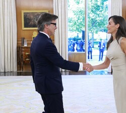 Su Majestad la Reina recibe el saludo de Jose Manuel Sánchez Arce, editor de Artículo 14