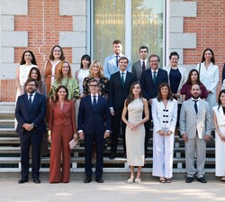 Su Majestad la Reina junto a la representación del Medio “Artículo 14” que asistieron a la audiencia