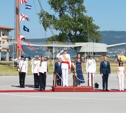 Sus Majestades los Reyes y de Su Alteza Real la Infanta Doña Sofía reciben Honores de Ordenanza