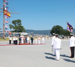 us Majestades los Reyes y de Su Alteza Real la Infanta Doña Sofía durante los Honores de Ordenanza