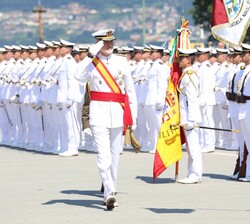 Su Majestad el Rey pasa revista a la formación