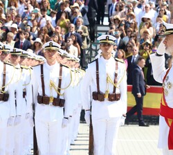 El Rey recibe novedades tras la revista a la Fuerza