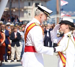 Imposición de la Gran Cruz del Mérito Naval con distintivo blanco a Su Alteza Real la Princesa de Asturias