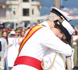 Abrazo de Su Majestad el Rey con Su Alteza Real la Princesa de Asturias tras la imposición de la medalla