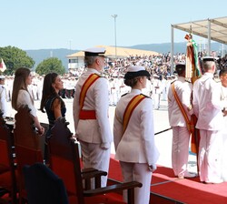 Sus Majestades los Reyes y Sus Altezas Reales la Princesa de Asturias y la Infanta Doña Sofía durante el acto de juramento o promesa ante la Bandera d