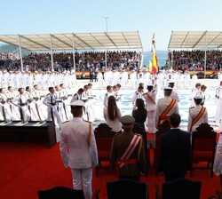 Desfile de los nuevos oficiales bajo la Bandera