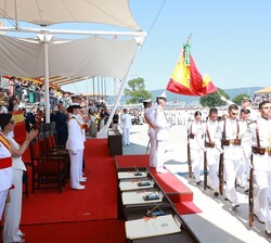Los nuevos oficiales pasan bajo la Bandera