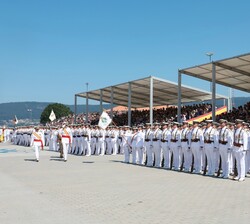 Revista a la Fuerza, acompaña a Su Majestad el Jefe de Estado Mayor de la Armada y el Jefe del Cuarto Militar