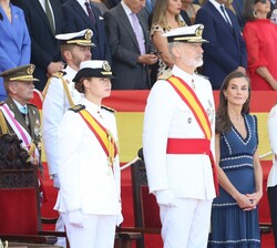 Sus Majestades los Reyes y Sus Altezas Reales la Princesa de Asturias y la Infanta Doña Sofía durante el acto de juramento o promesa ante la Bandera d