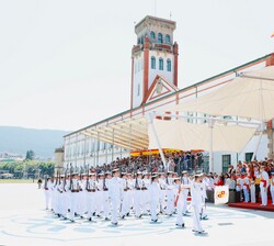 Sus Majestades los Reyes y Sus Altezas Reales la Princesa de Asturias y la Infanta Doña Sofía durante el desfile de la Fuerza