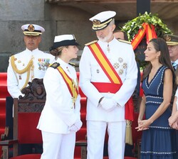 Sus Majestades los Reyes y Sus Altezas Reales la Princesa de Asturias y la Infanta Doña Sofía conversan momentos antes del desfile de Fuerza