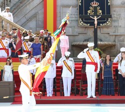 Saludo de Sus Majestades los Reyes y Sus Altezas Reales la Princesa de Asturias y la Infanta Doña Sofía al paso de la Enseña Nacional