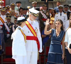 Sus Majestades los Reyes y Sus Altezas Reales la Princesa de Asturias y la Infanta Doña Sofía tras finalizar el desfile de la Fuerza
