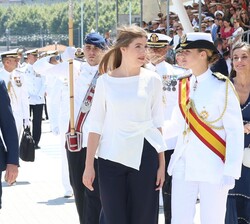 Doña Leonor y Doña Sofía conversan al finalizar la ceremonia