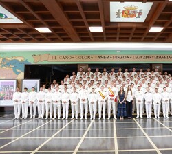 Sus Majestades los Reyes y Sus Altezas Reales la Princesa de Asturias y la Infanta Doña Sofía con los jurandos y con los alumnos de las promociones qu