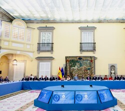 Don Felipe y Doña Letizia durante el desarrollo de la reunión