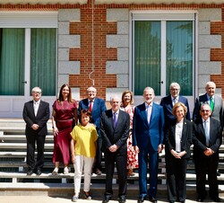 Fotografía de grupo de Su Majestad el Rey y Su Majestad la Reina Doña Sofía junto a los componentes de la audiencia