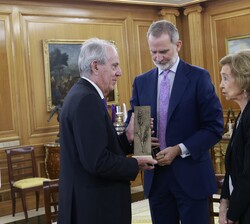 S.M. el Rey y S.M. la Reina Doña Sofía reciben un obsequio de manos del presidente de FESBAL, Pedro Llorca Pedro Llorca