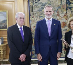Su Majestad el Rey y Su Majestad la Reina Doña Sofía junto al presdiente de la Federación Española de Bancos de Alimentos, Pedro Llorca