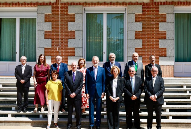 Fotografía de grupo de Su Majestad el Rey y Su Majestad la Reina Doña Sofía junto a los componentes de la audiencia