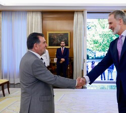 Su Majestad el Rey recibe el saludo del fundador de Archiletras y presidente del jurado, Arsenio Escolar