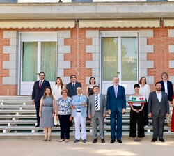 Fotografía de grupo de Don Felipe junto a los galardonados en la cuarta edición de los "Premios Archiletras de la Lengua"